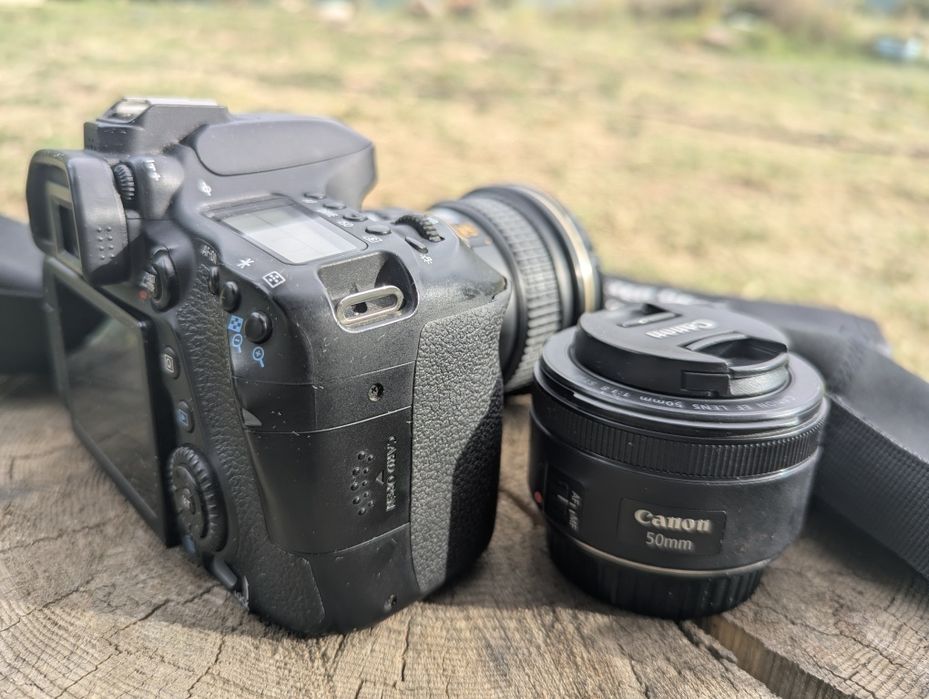 Canon  80D cu obiectiv Canon 50 mm F1.8, Tokina 11-16 mm F2.8, 3 baterii cu incarcator + accesorii, stare foarte buna