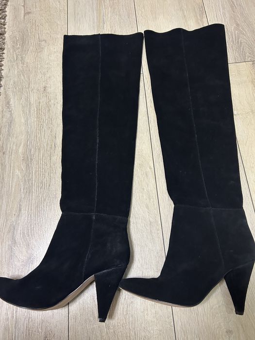 Черни ботуши над коляното