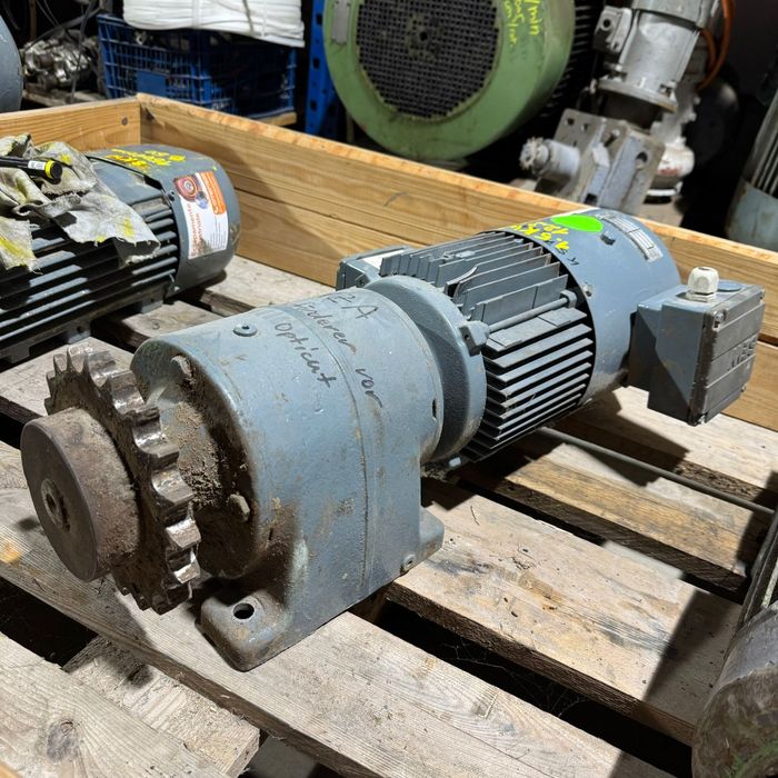 Motor electric trifazat cu reductor, 1.5kW 122rpm 380V