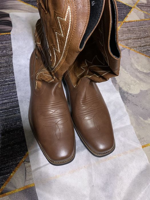 В продаже ковбойские сапоги