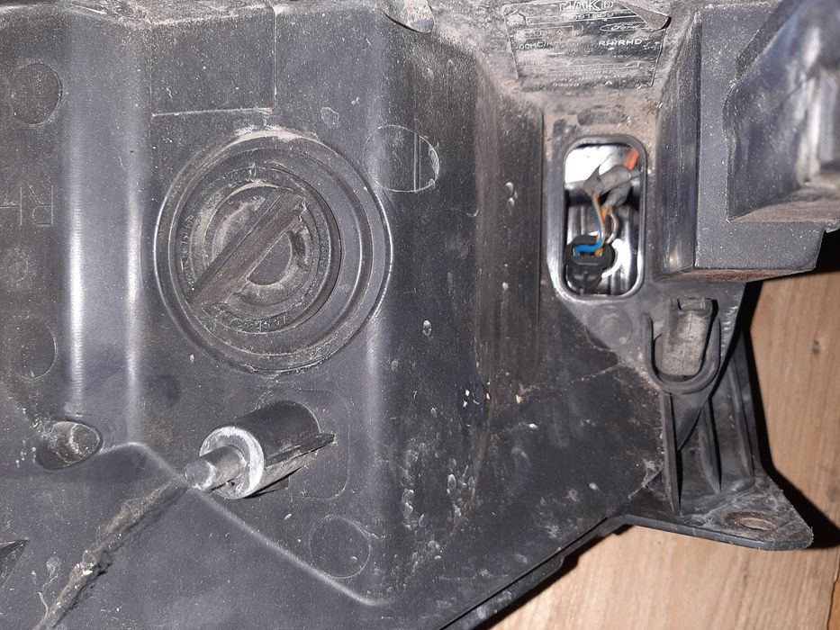 Far stânga Ford Transit.  contact prin whatsApp