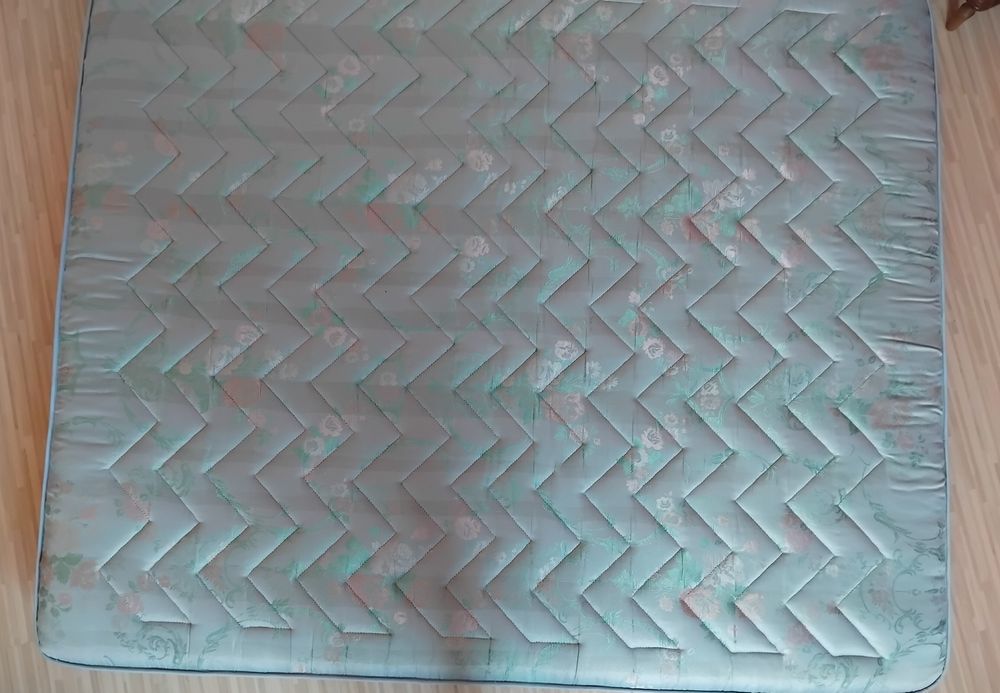 Vând saltea cu arcuri 160×200 cash,fără livrare veniți sa o ridicati