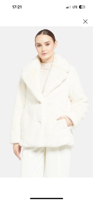 Пухено палто Guess