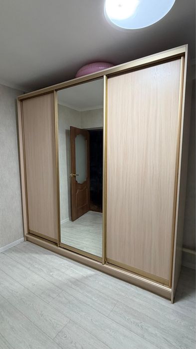 Продам большой шкаф