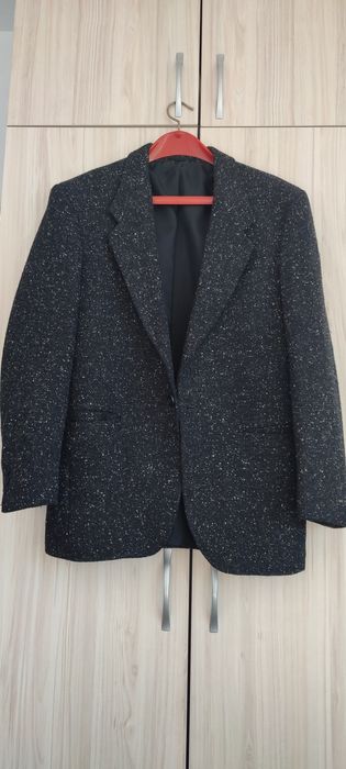 Мъжко зимно сако, черно със светли, почти бели точки.