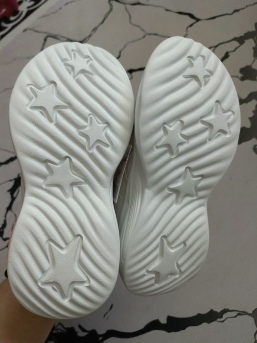 Продам новые кроссовки