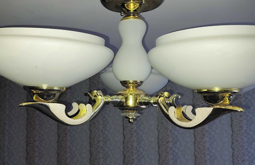 Продам классическую люстру