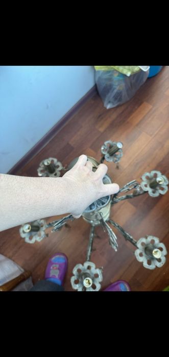 Продам люстру в гостиной