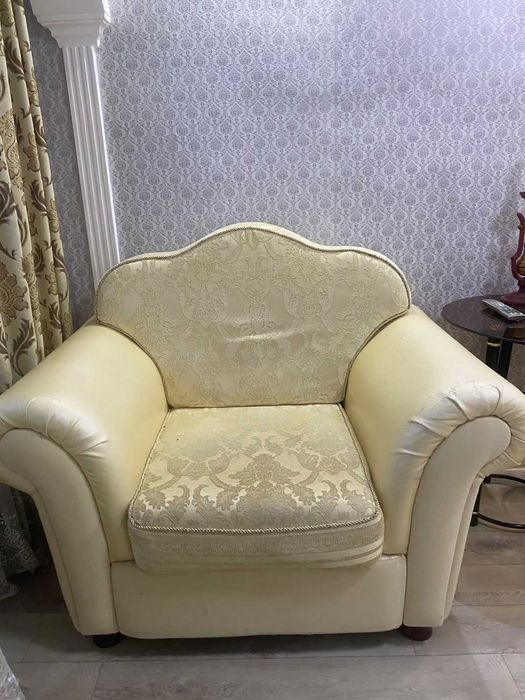 Продам мягкую мебель . Два набора