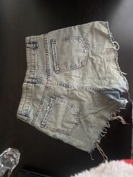 pantaloni scurti cu taieturi