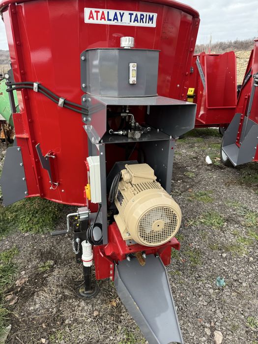 Миксер за фураж ток и трактор 3 кубика