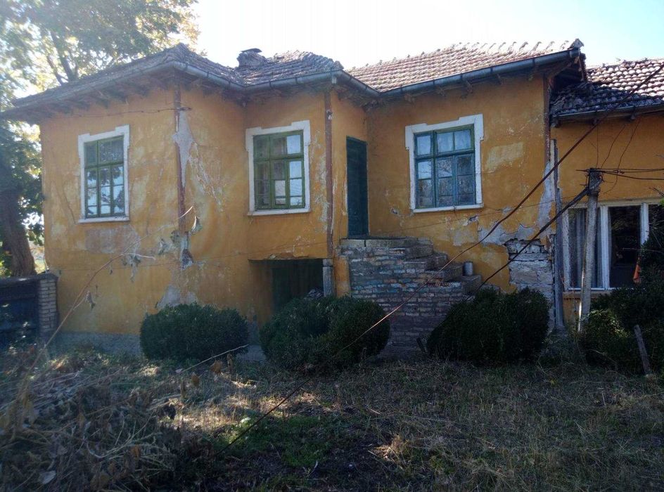 Двуетажна къща с фотоволтаици