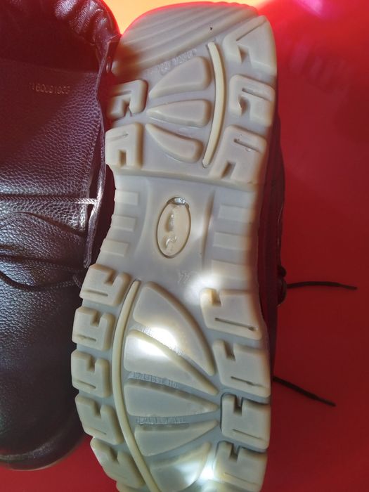 Ботинка сатылады.