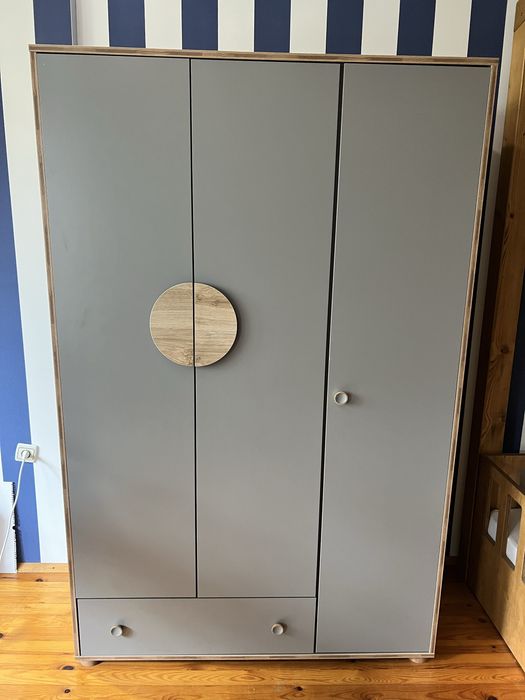 Детски гардероб сив