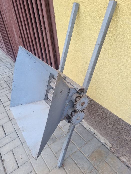 Mașină de tocat struguri ,in stare bună.