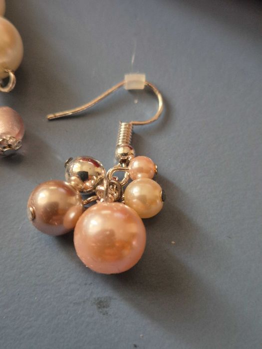 Set de bijuterii care include o brățară cu perle și cercei asortați