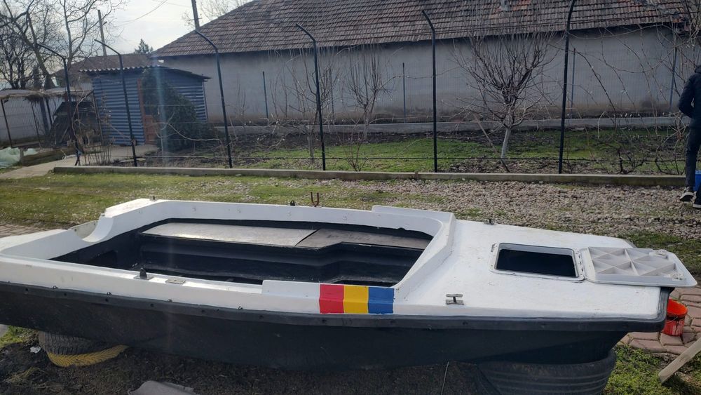 Vând barca fibra