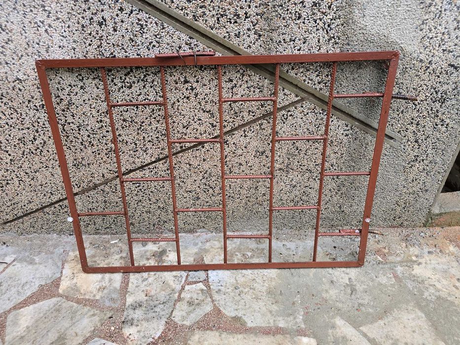Решетки за прозорци за мазе и Железни парапети