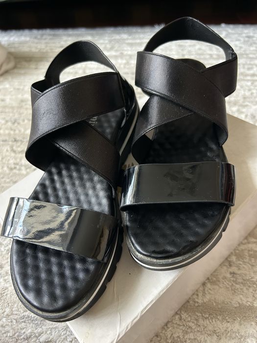 Продам черные босоножки