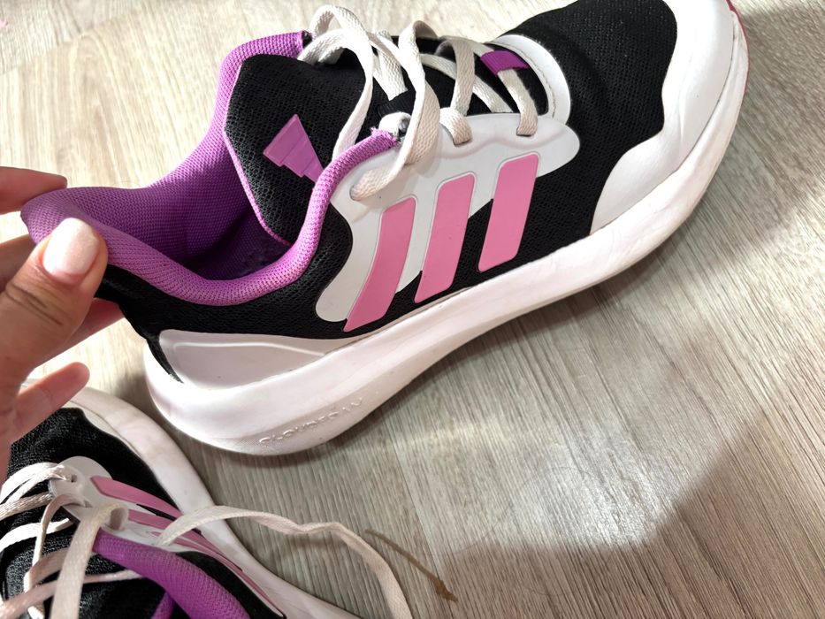 Маратонки adidas 38,5 оригинални много леки обличани много рядко