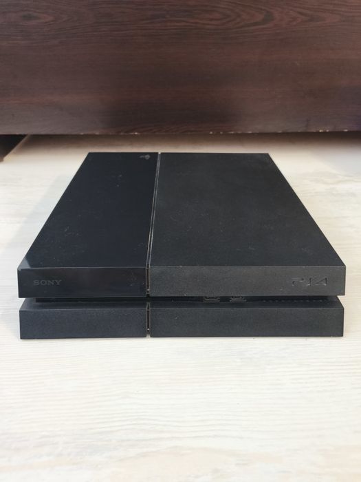 Playstation 4 + 10 игри + 3 джойстика