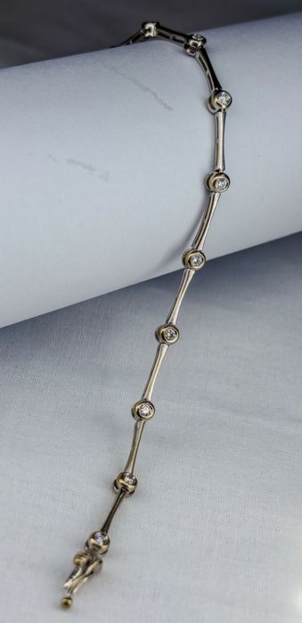 Елегантна дамска гривна от бяло злато с брилянти