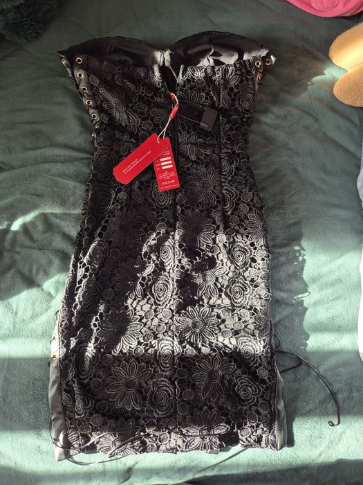 Rochie neagra din dantela cu ocheti