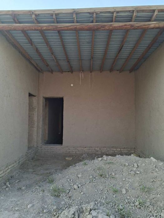 Yangiariq tumani Sherobod MFYda qurilishi tugallanmagan hovli joy