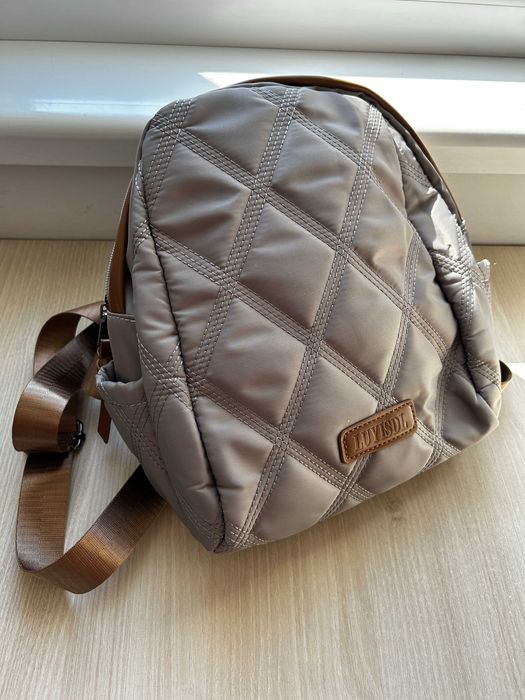 Продавам нова дамска чанта тип раница