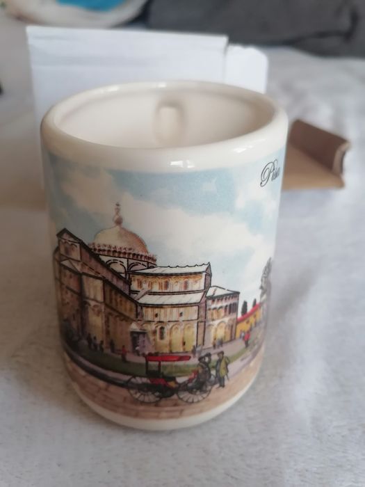 Нова чаша от Пиза, наклонена