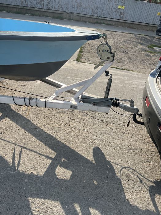 De vanzare barca ,peridoc si motor 5cp 2t sau parsun 5cp 4t pret negociabil .