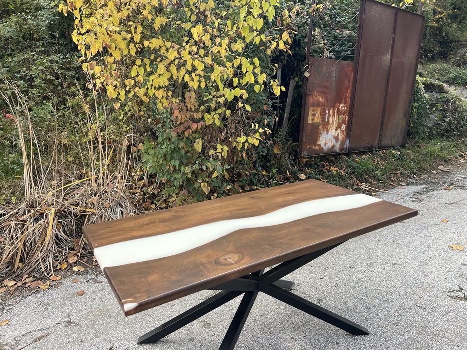 Уникална холна маса от орех и епоксидна смола