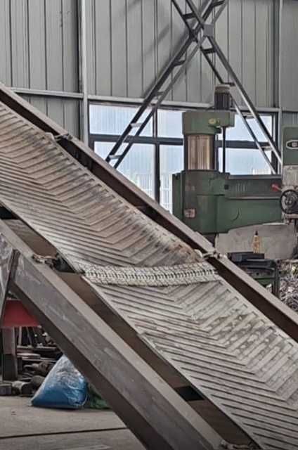 Sită vibrantă industrială + bandă transportoare 4m – capacitate mare
