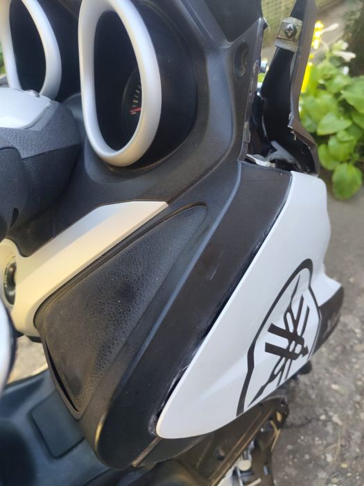 Dezmembrez Yamaha xmax 250 2012 avariata