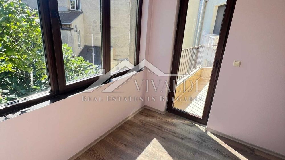 Продава се Четиристаен апартамент в Варна, Център - 180 кв.м за 1970 €/кв.м - Снимка #2