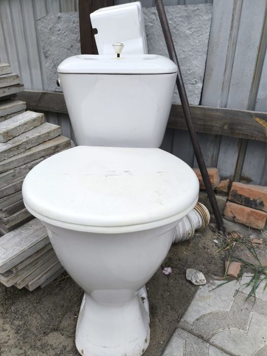 Продам туалет керамический , унитаз