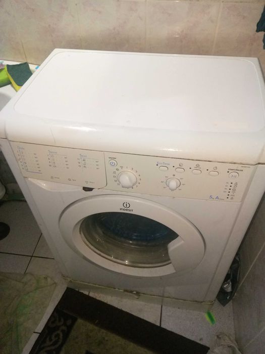 Avtomat kir yuvish mashinasi sotiladi. Indesit. Ishlashi joyida.