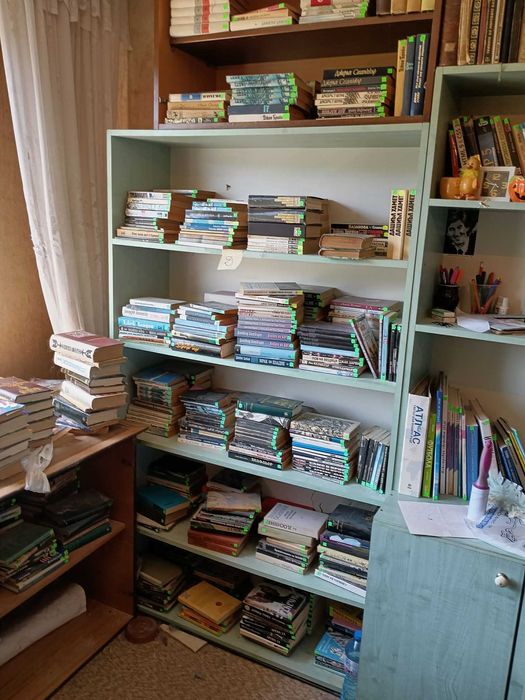 Продавам над 4000 книги – цял склад / книжарница