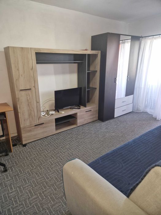 Proprietar, inchiriez apartament cu 1 camera, zona Cerna