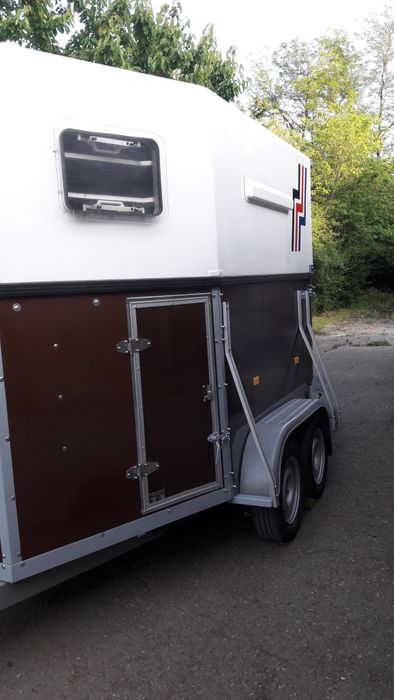 Ремарке тип каравана за транспорт на коне