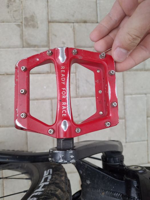 Vând Pedale metalice cu pini