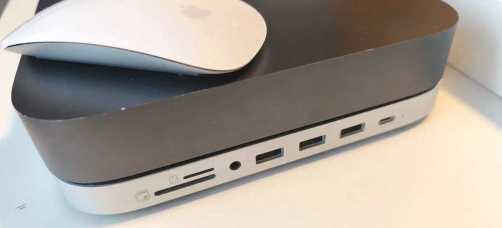 Apple Mini Mac 2018 + stand hub Satechi + magic mouse