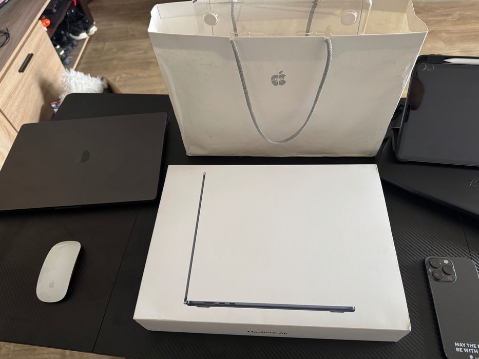 15-inch MacBook Air with Apple M2 chip 
8GB unified memory  512GB SSD