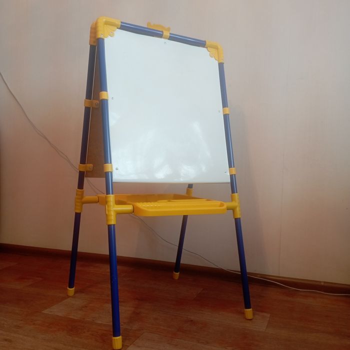 Продам двухсторонний мольберт - доску.