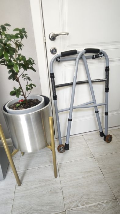 Продам ходунки с колесиками