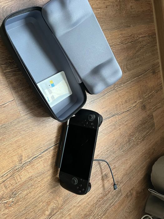 Продавам asus rog xbox ally x с hard carrying case и docking station