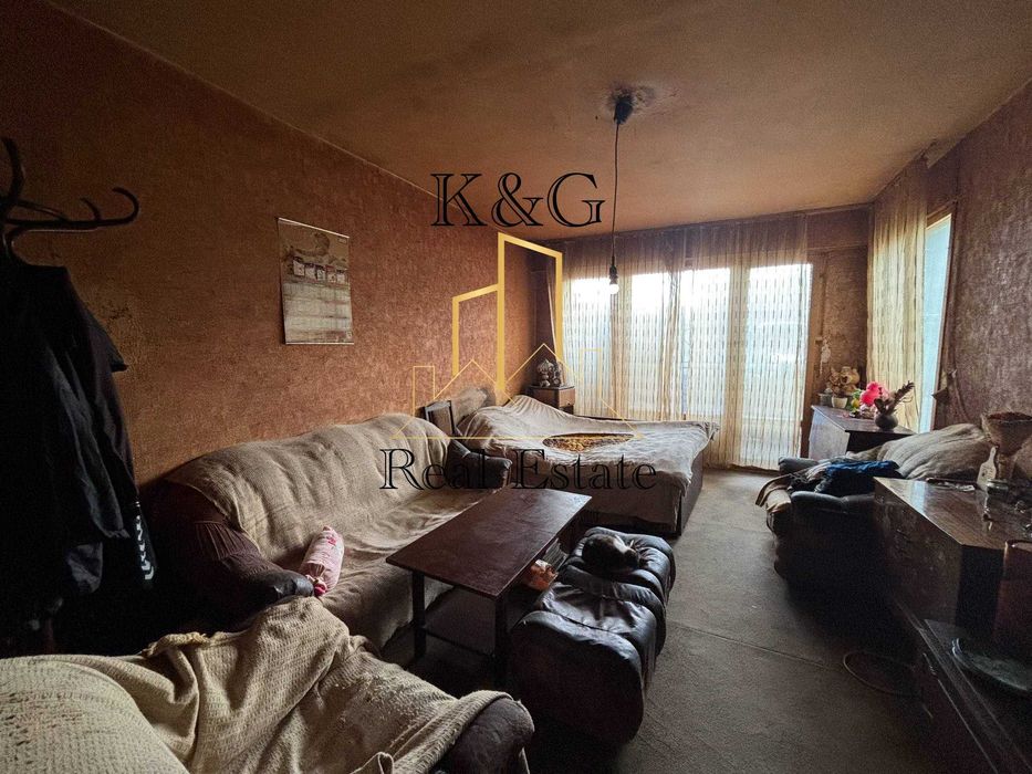 Двустаен разширен в ж.к " Орел "