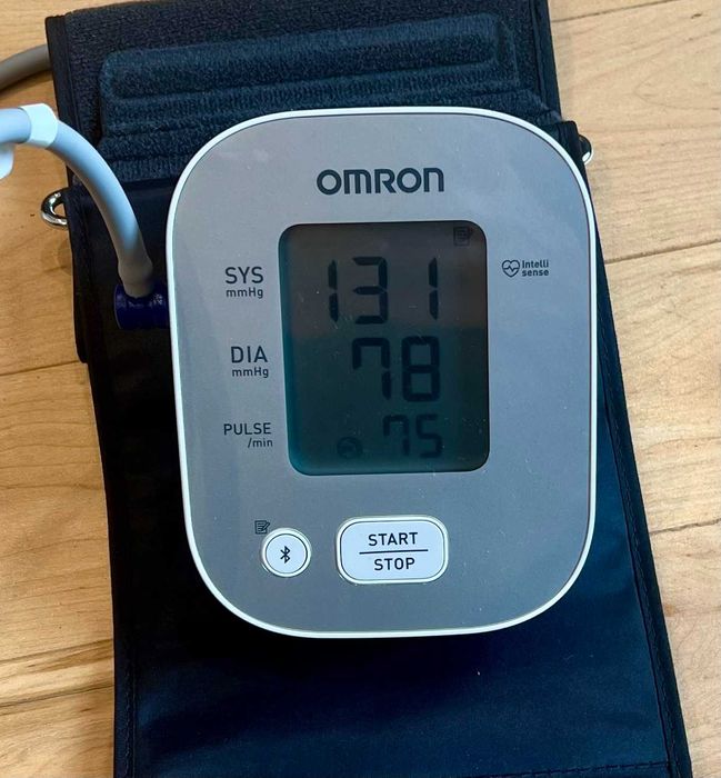 Апарат за измерване на кръвното налягане Omron HEM-7144T2 & Omron HEM-RML31 Универсален размер маншет за апарат за кръвно налягане 22 - 42 см