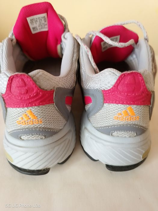 Много добър модел маратонки Adidas за спорт и туризъм