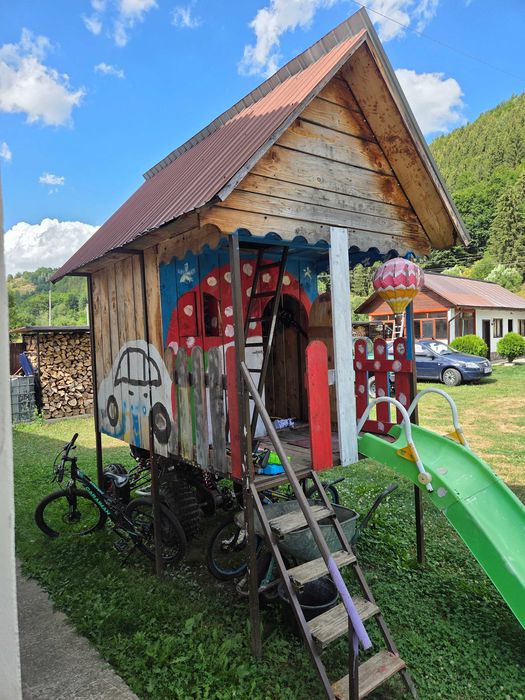 Casuta pentru copii cu tobogan